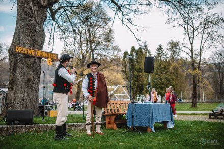 Gawędy i opowieści pod Drzewem Opowieści w Parku Kopczyńskiego - Rafał Cieślar i Gustaw Czyż, fot. Okiem Fotoreportera
